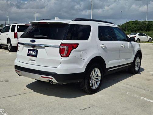 Oxford White 2017 Ford Explorer XLT