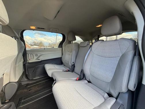 2021 Toyota Sienna LE