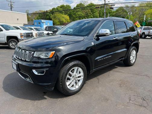 Diamond Black Crystal Pearlcoat 2017 Jeep Grand Cherokee Overland