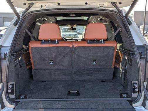 Mineral White Metallic 2021 BMW X7 M50i