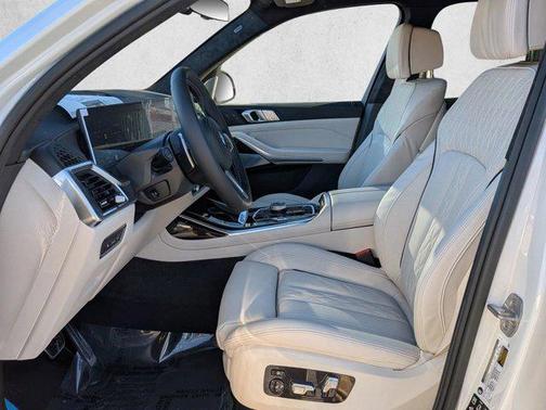 Mineral White Metallic 2026 BMW X7 M60i