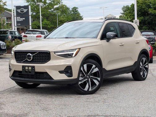 Sand Dune Metallic 2025 Volvo XC40 B5 Ultra Dark Theme