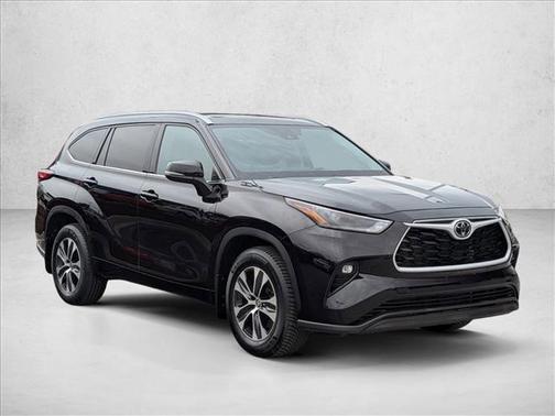 Opulent Amber 2022 Toyota Highlander XLE