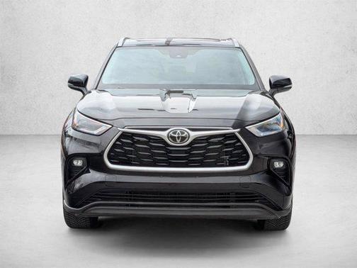 Opulent Amber 2022 Toyota Highlander XLE