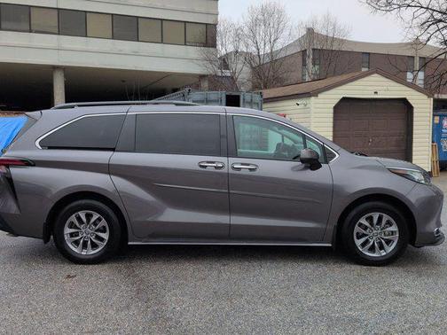 2022 Toyota Sienna XLE