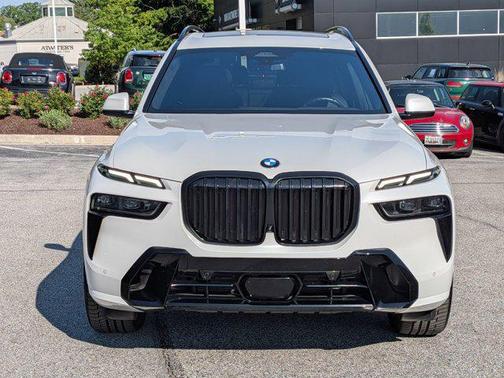 Mineral White Metallic 2023 BMW X7 xDrive40i
