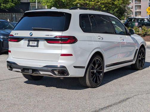 Mineral White Metallic 2023 BMW X7 xDrive40i