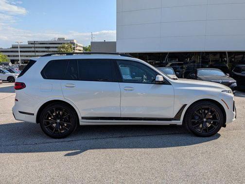 Mineral White Metallic 2023 BMW X7 xDrive40i