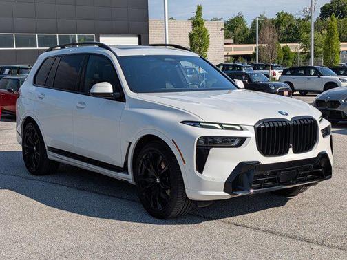 Mineral White Metallic 2023 BMW X7 xDrive40i
