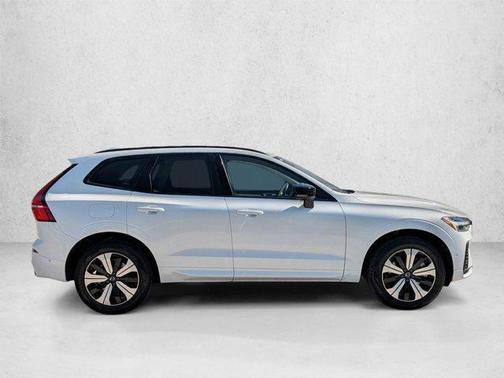 Crystal White Metallic 2024 Volvo XC60 Recharge Plug-In Hybrid T8 Plus Dark Theme