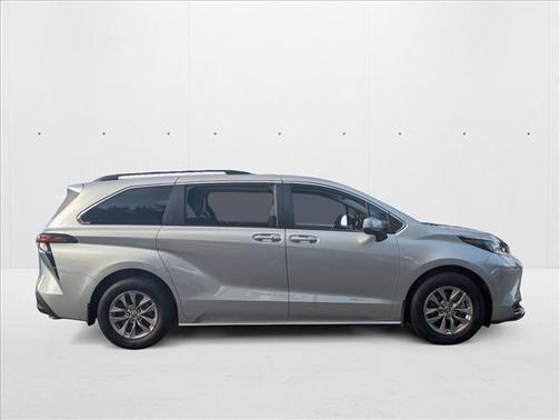 2022 Toyota Sienna LE