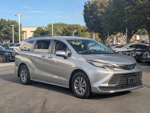 2022 Toyota Sienna LE