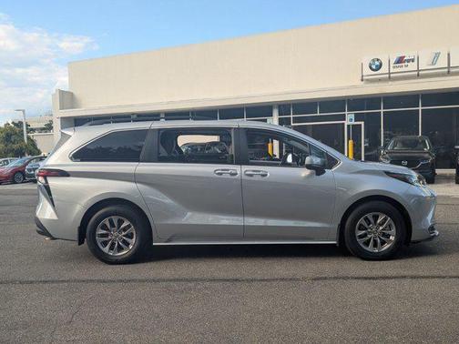 2022 Toyota Sienna LE