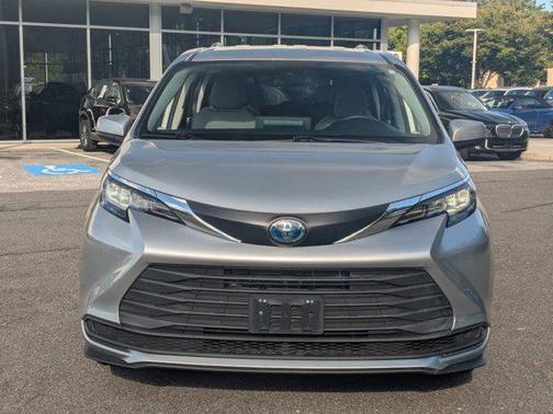 2022 Toyota Sienna LE