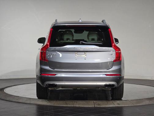 2017 Volvo XC90 T6 Momentum