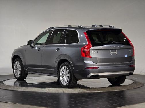 2017 Volvo XC90 T6 Momentum