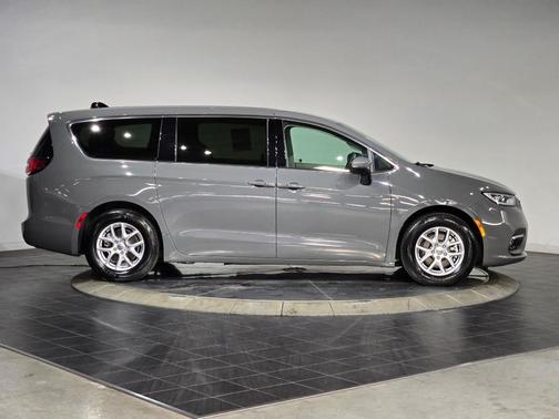 2023 Chrysler Pacifica Touring-L