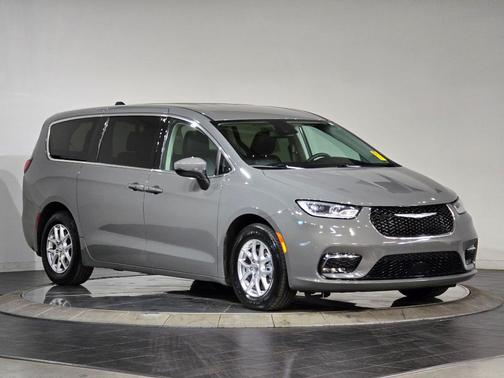 2023 Chrysler Pacifica Touring-L