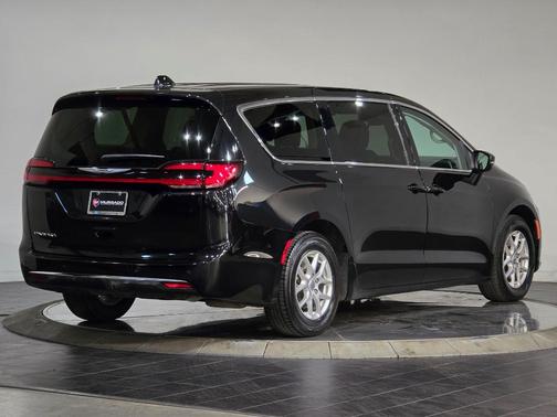 2023 Chrysler Pacifica Touring-L