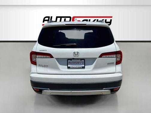 Platinum White Pearl 2021 Honda Pilot Touring 8-Passenger