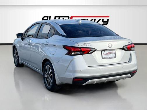 Brilliant Silver Metallic 2022 Nissan Versa 1.6 SV