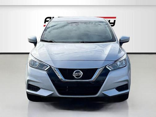 Brilliant Silver Metallic 2022 Nissan Versa 1.6 SV