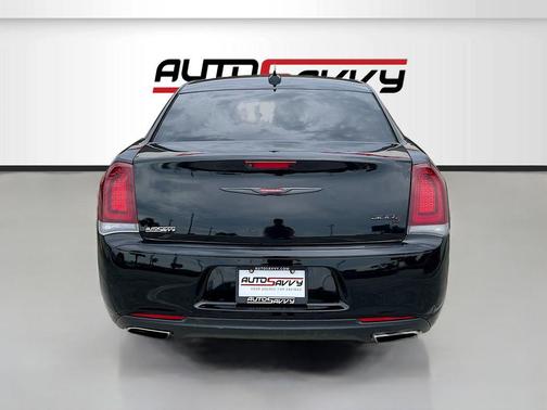 Gloss Black 2023 Chrysler 300 Touring