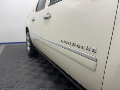 White Diamond Clearcoat 2013 Chevrolet Avalanche LTZ