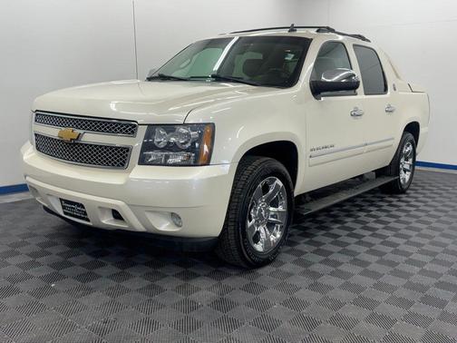 White Diamond Clearcoat 2013 Chevrolet Avalanche LTZ