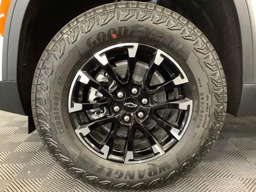 Polar White Tricoat 2026 Chevrolet Traverse AWD Z71