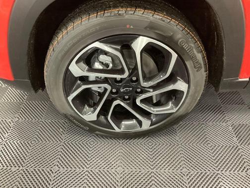 Apex Red 2026 Chevrolet Trax FWD 2RS