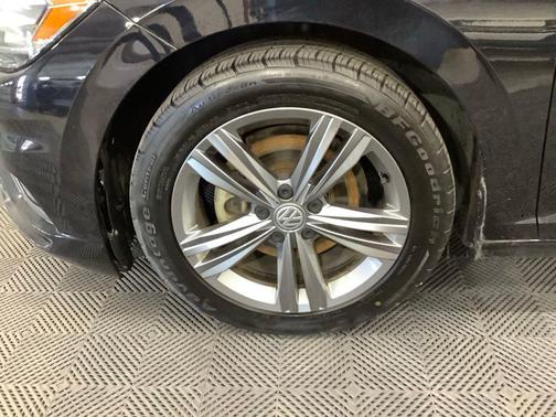 Deep Black 2020 Volkswagen Jetta 1.4T R-Line