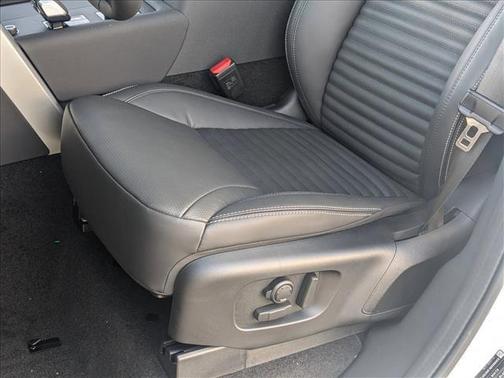 Fuji White 2025 Land Rover Discovery P360 Dynamic SE