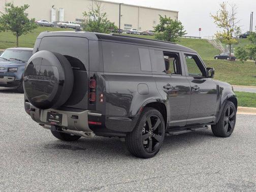 2025 Land Rover Defender 130 P400 X-Dynamic SE