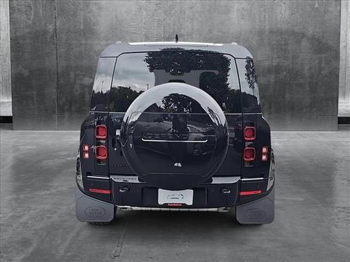 2025 Land Rover Defender 110 P400 X-Dynamic SE