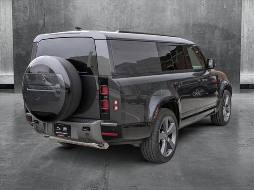2024 Land Rover Defender 130 P400 Outbound