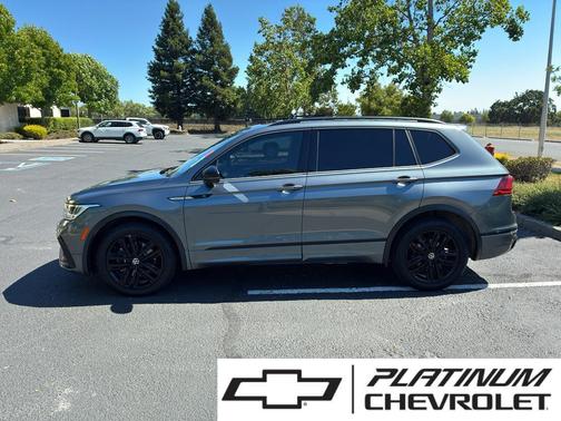 Platinum Gray Metallic 2022 Volkswagen Tiguan 2.0T SE R-Line Black