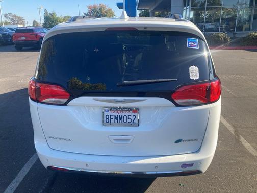 2018 Chrysler Pacifica Hybrid Limited