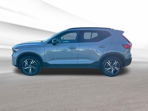 2024 Volvo XC40 B5 CORE DARK THEME