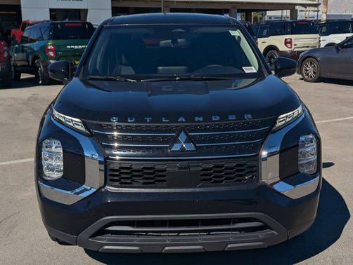 Black 2023 Mitsubishi Outlander ES 2.5 2WD