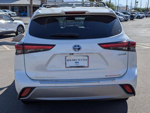 2021 Toyota Highlander Hybrid Platinum