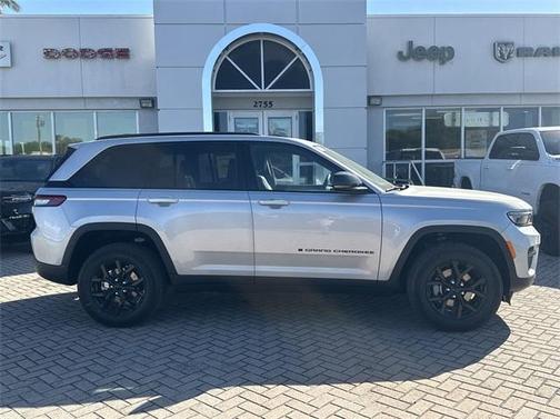 2025 Jeep Grand Cherokee Laredo