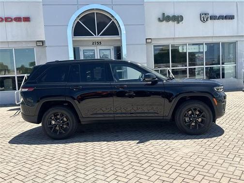 2025 Jeep Grand Cherokee Laredo