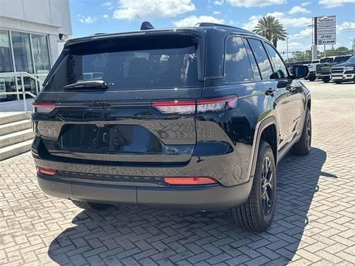 2025 Jeep Grand Cherokee Laredo
