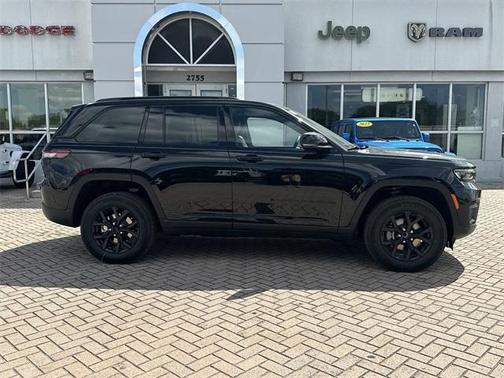 2025 Jeep Grand Cherokee Laredo
