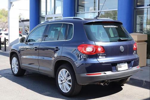 Night Blue Metallic 2011 Volkswagen Tiguan SEL