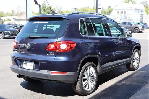 Night Blue Metallic 2011 Volkswagen Tiguan SEL