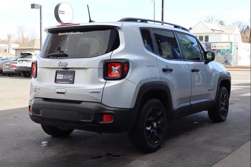 Glacier Metallic 2018 Jeep Renegade Latitude