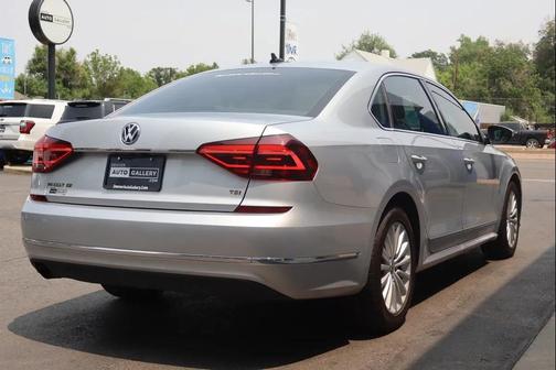 Reflex Silver Metallic 2017 Volkswagen Passat 1.8T SE
