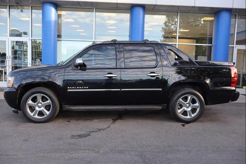 Black 2013 Chevrolet Avalanche LTZ